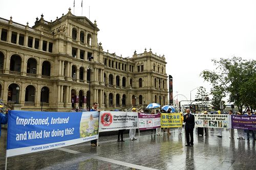 部份澳洲昆士蘭大法弟子在布里斯本廣場舉行了揭露迫害、講真相的活動