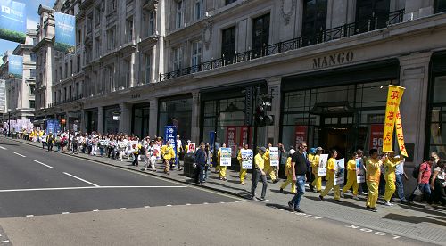 二零一六年七月十六日，法輪功學員反迫害遊行隊伍走在倫敦市中心路上
