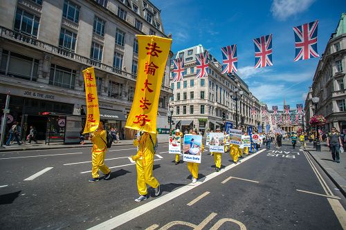 法輪功學員在倫敦市中心的遊行隊伍