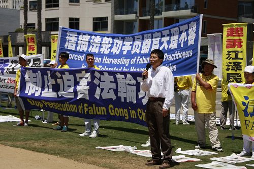 圖12：法輪功學員代表吳英年教授在集會上指出：法輪功學員的反迫害不止是維護自己的權利也是維護所有中國人的權利。