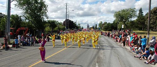 大多倫多士嘉堡市加拿大國慶日大遊行中的腰鼓隊