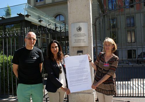 圖3：瑞士日內瓦州大議會議員馬克•法爾蓋（左）和瑞士法輪功學員Barthia女士（中）、Orlandini女士（右）在聯合國高級人權專員辦事處門前展示議員們的聯名信。