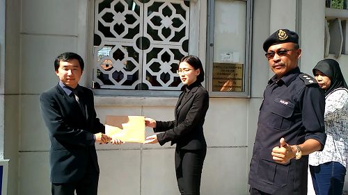 法輪功學員代表到中共駐馬大使館遞交抗議信。多年來，法輪功學員持續不斷的講真相，使越來越多的官員了解真相。