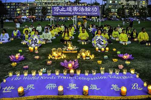 夜幕降臨，法輪功學員舉辦燭光悼念，悼念被迫害致死的法輪功學員，呼籲制止迫害。