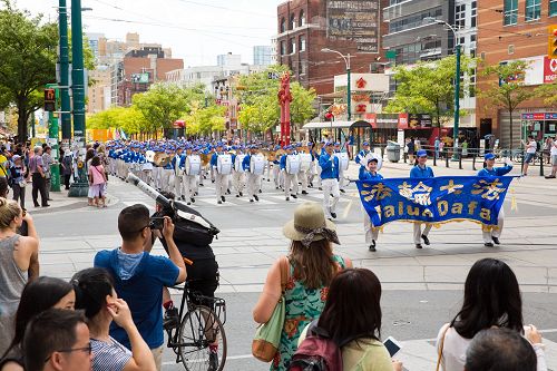 圖1-4：二零一六年七月二十三日，法輪功學員在加拿大多倫多市中心舉行了歷時兩小時的大遊行。
