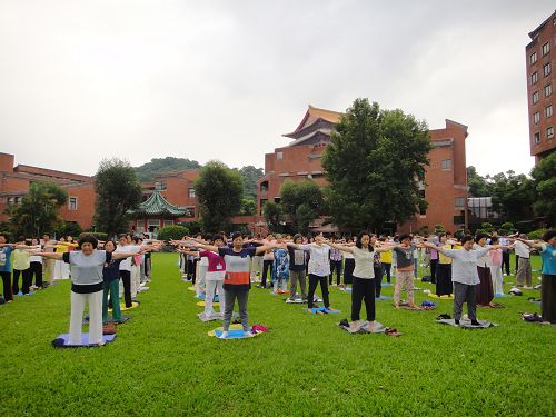 來自全台及金門、澎湖外島等地的區輔導員，參加在台北劍潭青年活動中心舉辦的學法交流，早晨集體煉功。