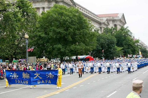 圖1-9：法輪功學員參加美國首都的獨立日遊行