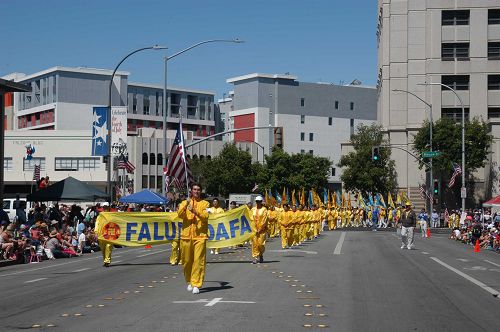 圖1-2：二零一六年七月四日，舊金山灣區的法輪功學員應邀參加紅木城獨立日遊行，受到主辦方和中西民眾的讚譽。