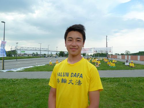 十六歲的科學英才黎焱，於二零一六年六月在法國斯特拉斯堡歐洲議會大樓前為中國法輪功學員請願。
