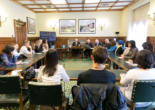 二零一六年七月四日，揭露中共「活摘」研討會在英國國會大廈舉行，由英國會議員丹尼爾•賽克納（Daniel Zeichner MP）主持。