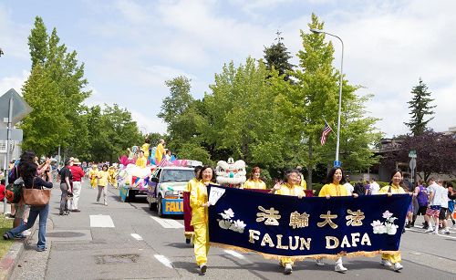 圖1-4：美國西雅圖地區的法輪功學員在七月四日，華盛頓州柯克蘭國慶遊行中。
