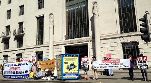 法輪功學員二零一六年八月十二日在倫敦中領館前集會呼籲營救王治文