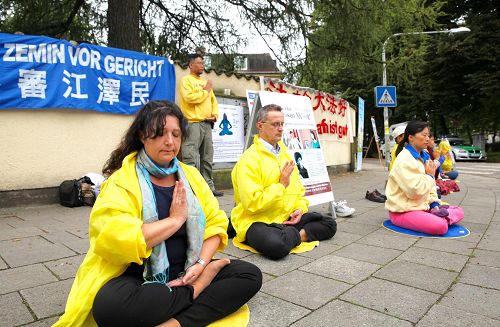 '法輪功學員在德國慕尼黑中領館前舉辦抗議活動，呼籲還王治文自由。'