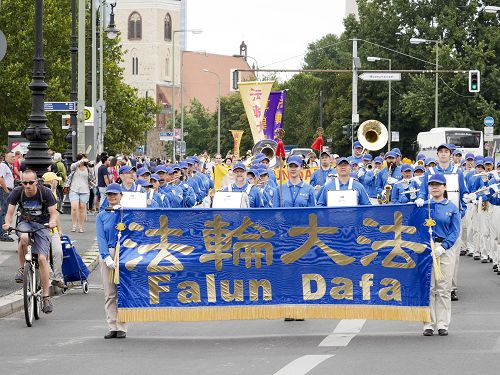 來自歐洲各國的部份法輪功學員於二零一六年七月三十日在柏林市中心舉辦大遊行，天國樂團打頭陣。