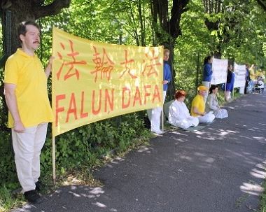 圖1-2：法輪功學員在中共駐拉脫維亞使館前抗議迫害