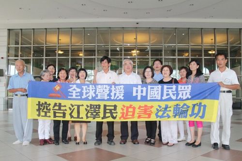 圖4：市議員李文正（中左）與法輪功學員一起在台南市議會呼籲「捍衛人權，制止迫害」。