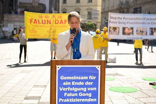 '圖1：歐洲部份法輪功學員在維也納的史蒂芬大教堂廣場集會，揭露中共活摘法輪功學員的罪惡，並呼籲共同制止迫害。'