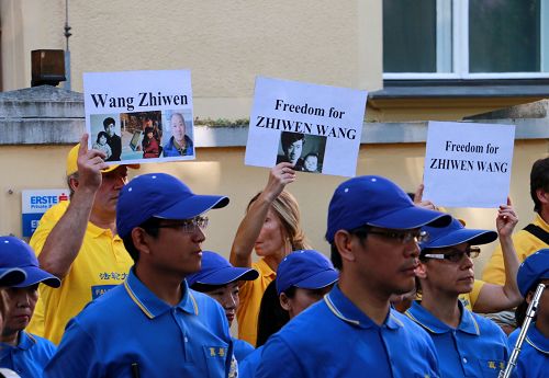 圖：捷克法輪功學員在布拉格中使館前抗議，聲援王治文，要求還他自由。同時呼籲民眾幫助制止迫害，制止中共活摘法輪功學員器官的罪行。