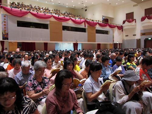 圖2-5：台灣北區近一千八百名法輪功學員在台北劍潭青年活動中心舉行集體學法交流活動。