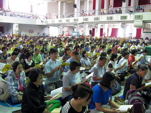 來自台灣部份法輪功學員聚集在台中崇光國小，大家在一起學法，並且交流對大陸講真相的修煉體會，希望能借鏡彼此好的經驗，讓更多有緣的中國人明白真相。