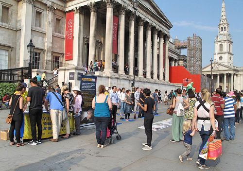 '圖1-3：二零一六年八月二十七日，英國法輪功學員在倫敦市中心特拉法加廣場（Trafalgar Square）講真相反迫害，吸引眾多民眾的眼光，駐足了解。'