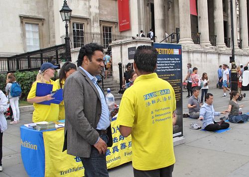 '圖8：從印度來英國旅遊的印度大學教師在倫敦特拉法加廣場第一次聽聞法輪功'