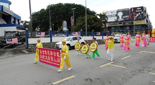 '圖12：法輪功學員來到雪蘭莪州八打靈再也（Petaling Jaya）舉辦了另一場慶中秋遊行，途經當地警察局。'