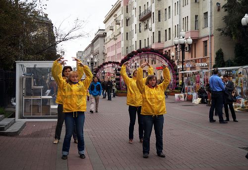 圖6： 在莫斯科市中心著名的阿爾巴特步行街上，法輪功學員展示功法