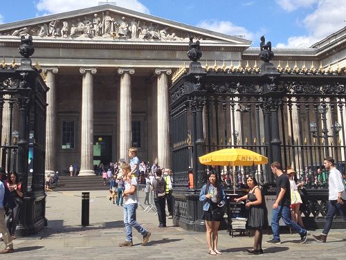 圖1：豎立在大英博物館門前、寫有「法輪大法」和「真善忍」的黃傘