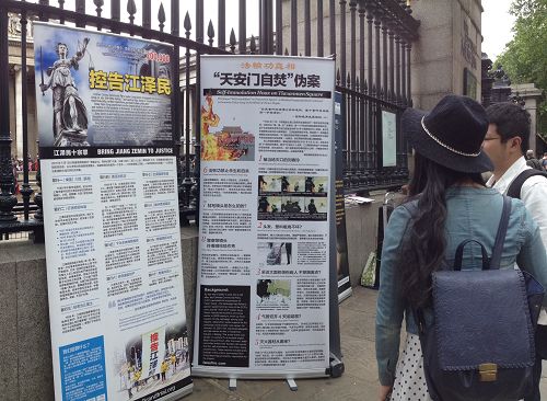 圖8：中國留學生在大英博物館門前講觀看展板了解真相
