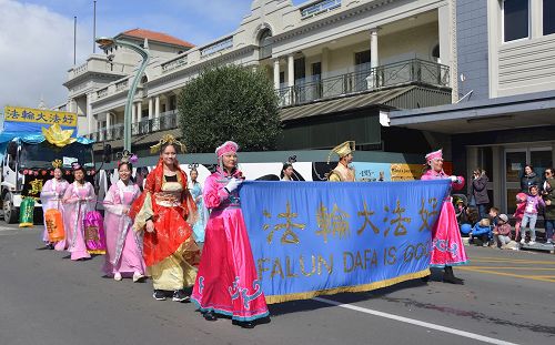 '圖1、2：法輪功學員參加新西蘭黑斯廷斯市（Hastings）豐收節大遊行'