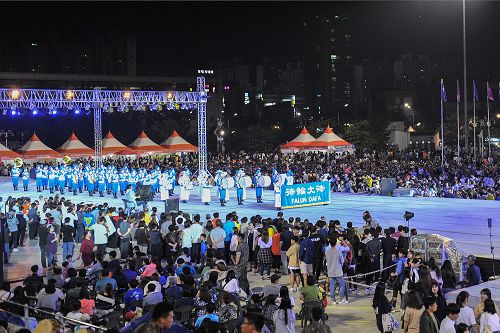 圖3-4:韓國天國樂團在原州Tattoo劇場外的大型特設舞台上演奏，全場觀眾熱烈歡迎。