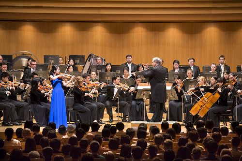 圖2：九月十五日下午兩點，神韻交響樂團在日本東京歌劇院音樂廳展開亞洲首演，圖為小提琴演奏家鄭媛慧的演出。