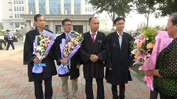 家屬向律師們敬獻鮮花表示感謝，四位辯護律師左起：張讚寧、常伯陽、余文生、張科科