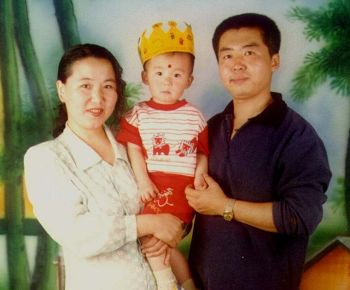 趙旭東生前和妻子李紅平為女兒過生日