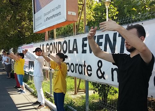 '圖：法輪功學員在中國駐羅馬尼亞使館前聲援王治文'