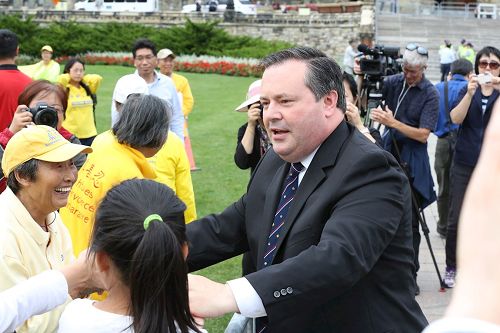 '圖6：資深國會議員Jason Kenney週四（九月二十二日）現場支持法輪功，多次用中文說：「法輪大法好！」並和法輪功學員握手。'