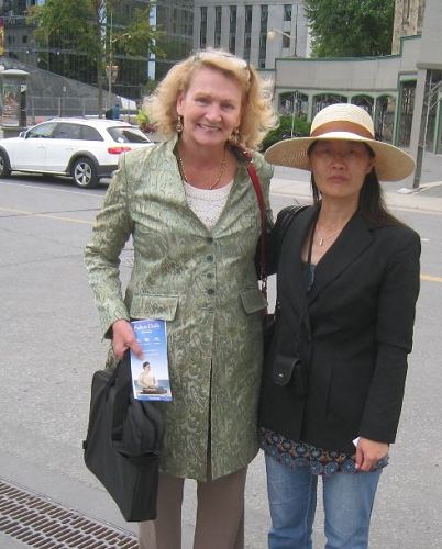 '圖6：加拿大國會議員Karen McGrimmon女士（左）和法輪功學員合影'