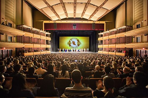 2016年12月29日，神韻世界藝術團在加拿大基奇納-滑鐵盧的中央廣場劇院隆重登場，拉開神韻2017年加拿大巡演序幕。
