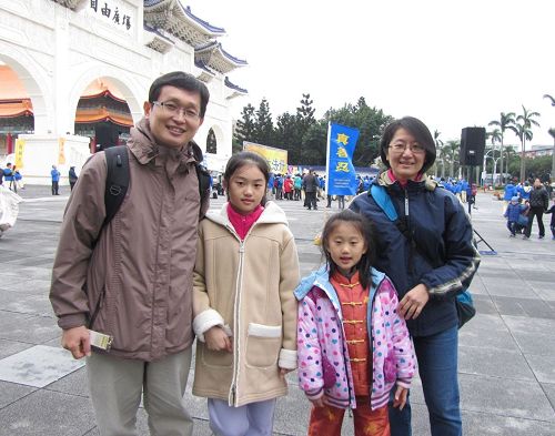 '圖8：中醫師莊濱鴻帶著女兒和尚未修煉的妻子一起向師父拜年，恭祝師尊新年好！'