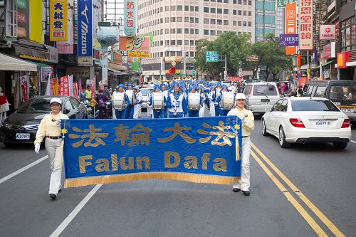 「圖3-5：台灣屏東潮州鎮歲末祈福遊行，法輪功隊伍沿途吸引很多民眾駐足觀看」