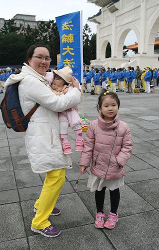 '圖1：科技公司業務管理師王藝臻與二個女兒合影，她修煉後對未來充滿希望'