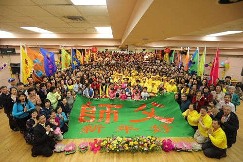 '圖1：中國新年將近，二零一六年一月二十二日，紐約部份法輪功學員匯聚在相聚法拉盛台灣會館向李洪志師父拜年。'