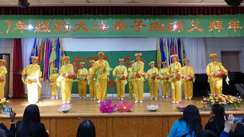 '圖2-5：中國新年將近，二零一六年一月三十日，部份紐約法輪功學員匯聚在法拉盛的台灣會館舉辦慶祝活動，給李洪志師父拜年。'