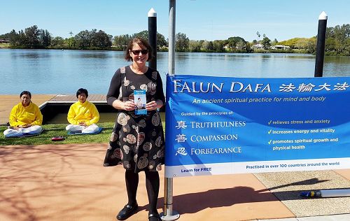 '圖7：珍妮﹒羅伯特（Janine Roberts）在Taree鎮市議會支持法輪功反迫害'