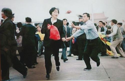 陳春美女士二零零零年九日三十日在天安門廣場高喊「法輪大法好！」被四個便衣警察追擊的現場照片