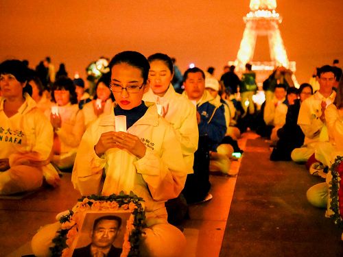 '圖1～4：二零一七年九月三十日晚，三百多歐洲法輪功學員在法國巴黎埃菲爾鐵塔前的人權廣場舉辦燭光守夜。'
