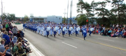 '圖1～4：二零一七年十月九日，多倫多法輪功學員組成的天國樂團參加了一年一度的基奇納-滑鐵盧慕尼黑啤酒節感恩節遊行（Kitchener-Waterloo Oktoberfest Thanksgiving Day parade）。'