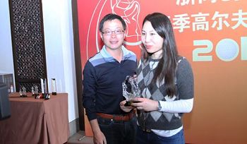 '孫茜（右）參加浙商創投杯2012春季高爾夫邀請賽，獲女子「總桿季軍」。（網路照片）'
