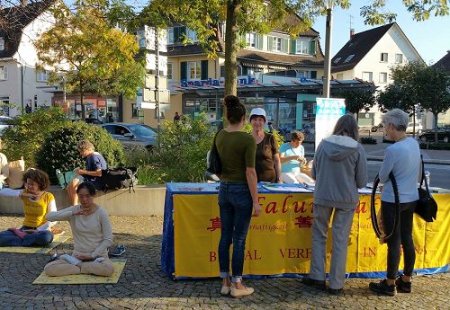 '圖1～2：法輪功學員在德國西南邊陲小城威爾市（Weil am Rhein）舉辦了法輪功信息日'